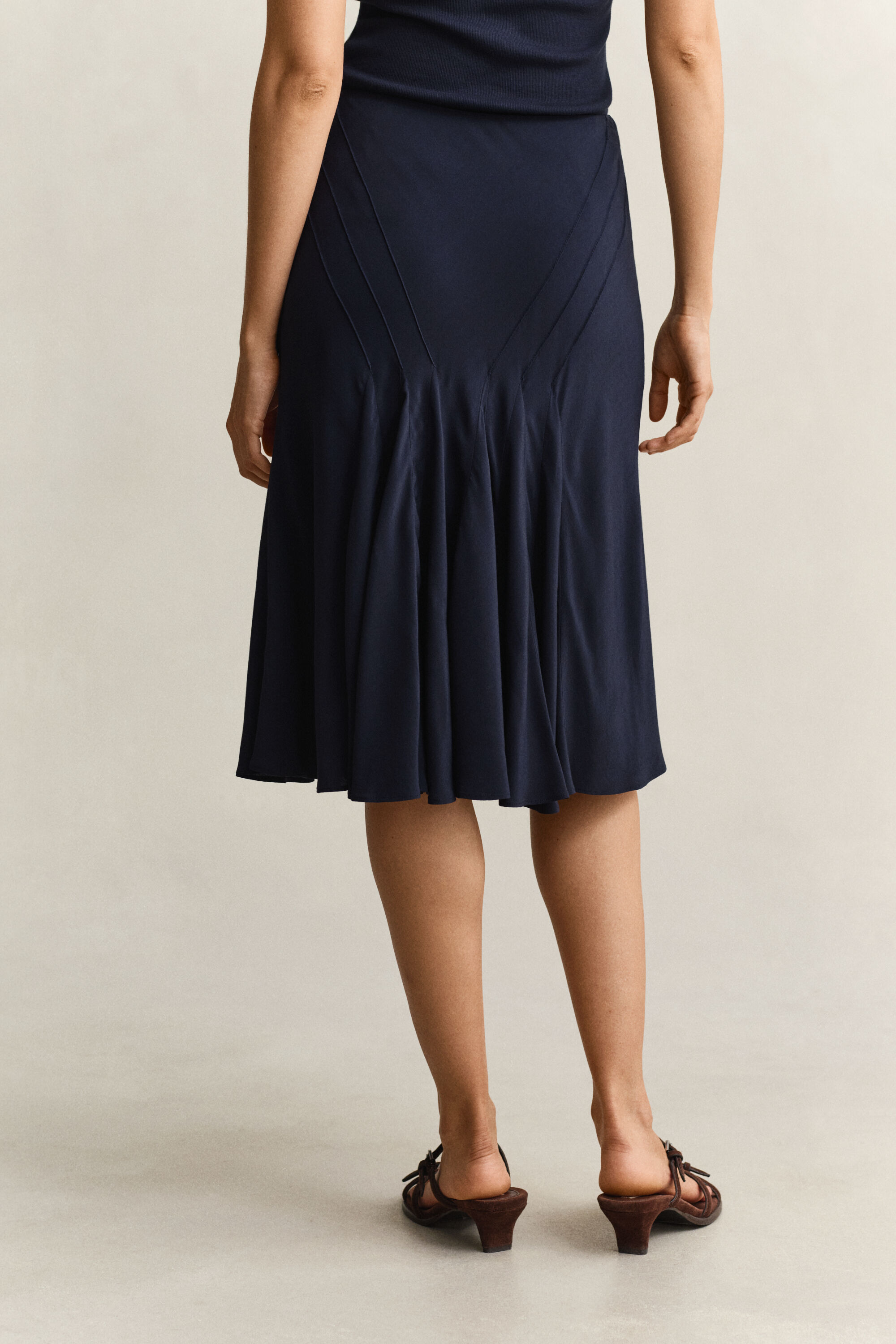 Utsvängd snedskuren kjol