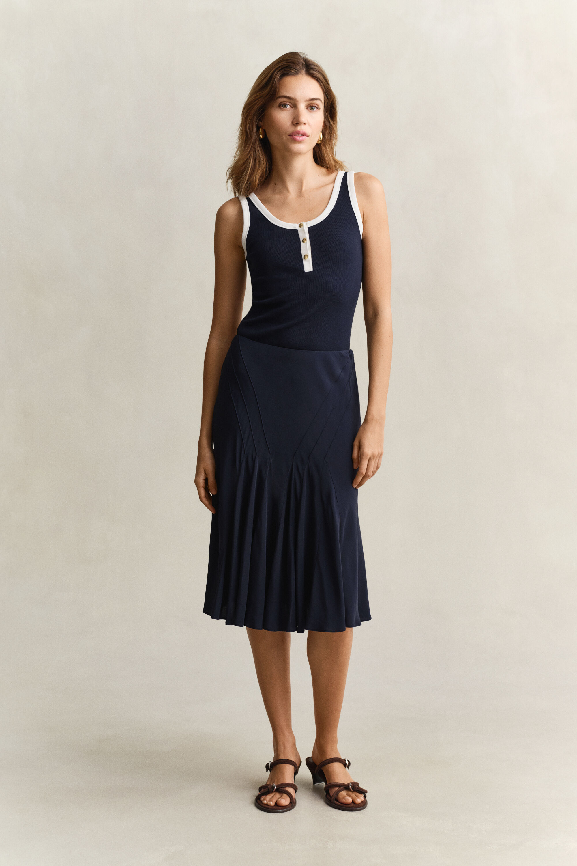 Utsvängd snedskuren kjol