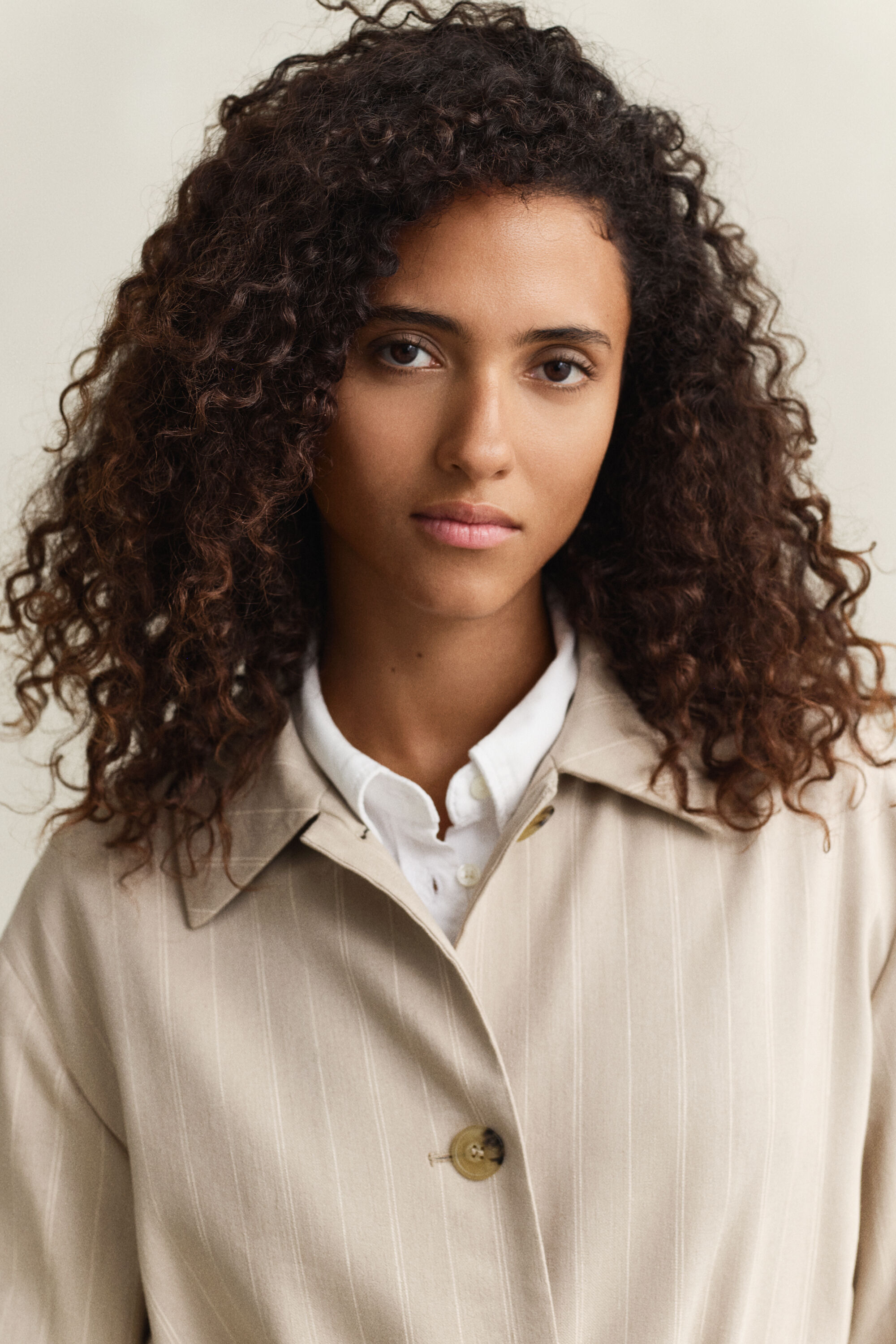 Kritstrecksrandig kappa i linneblandning