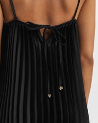 Veckad satinklänning med axelband