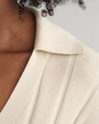 Ribbstickad tröja med öppen krage