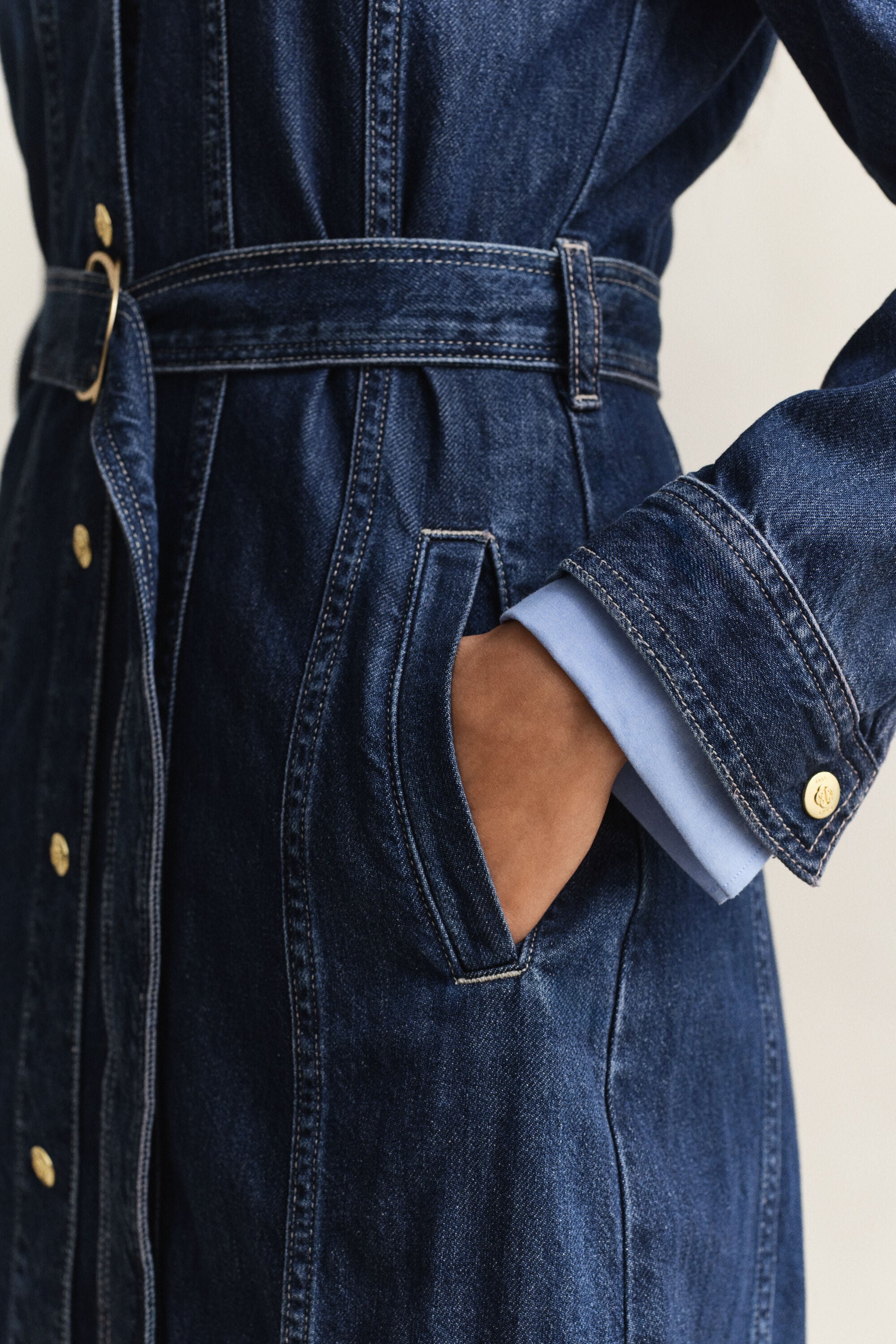 Midiklänning i denim med bälte