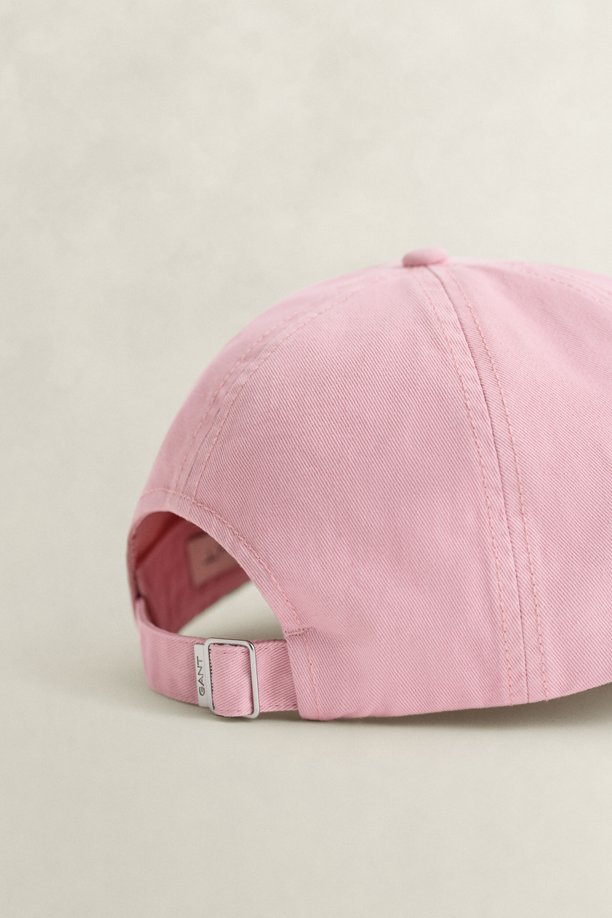 Sunfaded keps med sköldlogo