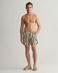 Classic fit bredrandiga badshorts