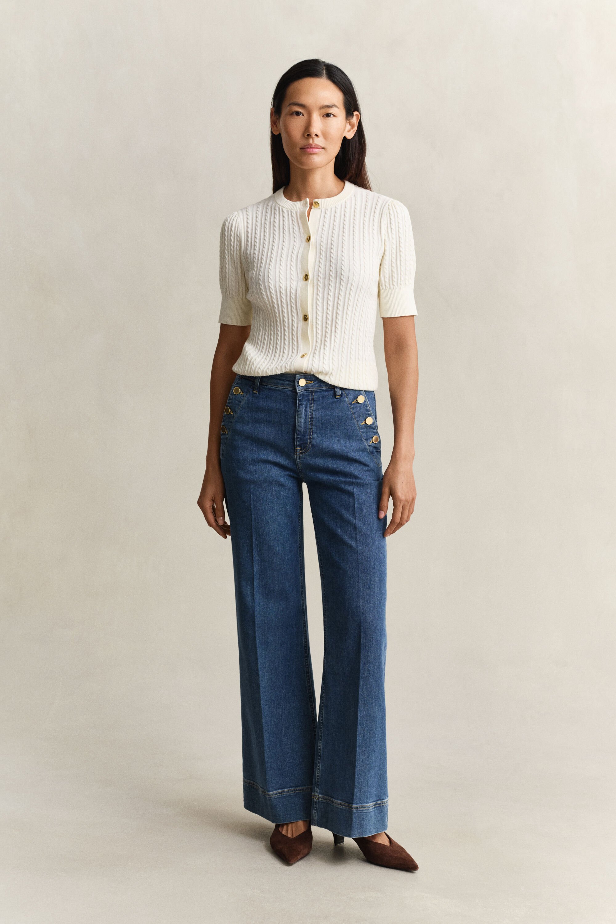 Utställda jeans med marin känsla