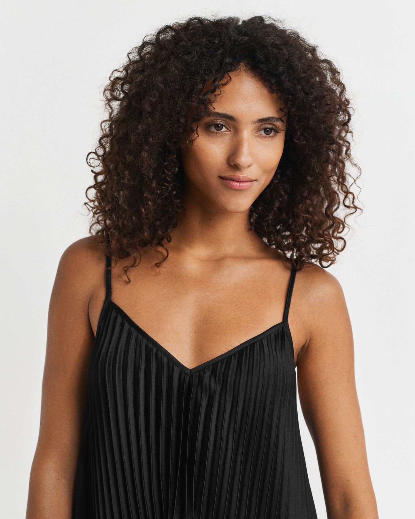 Veckad satinklänning med axelband