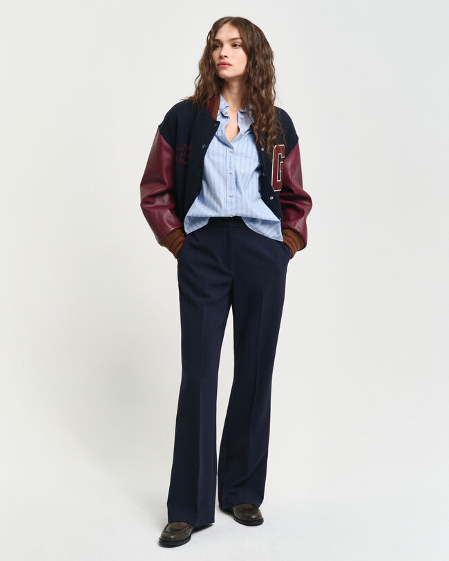 Slim fit slacks med utställda ben