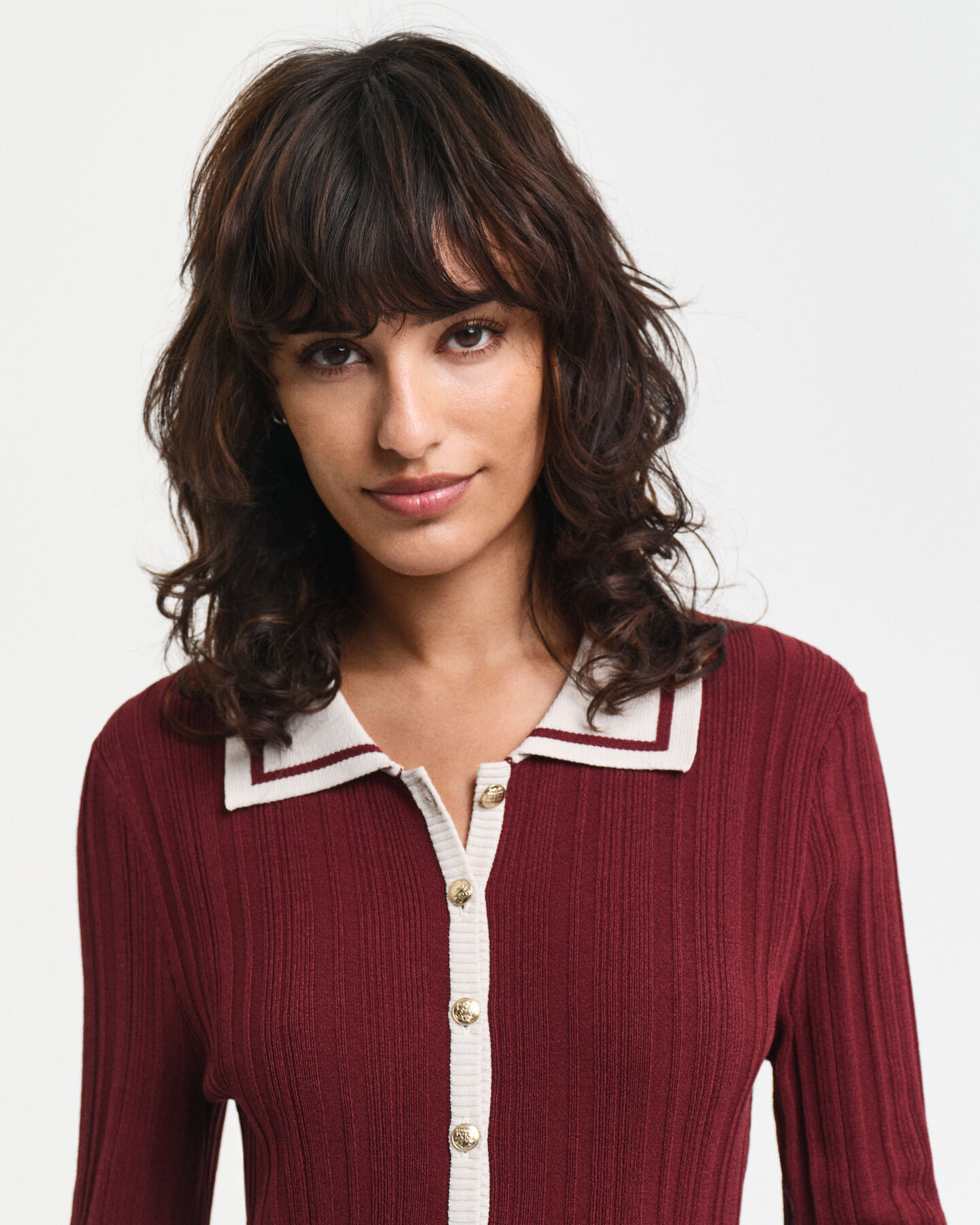 Kontrastf&auml;rgad ribbstickad kl&auml;nning