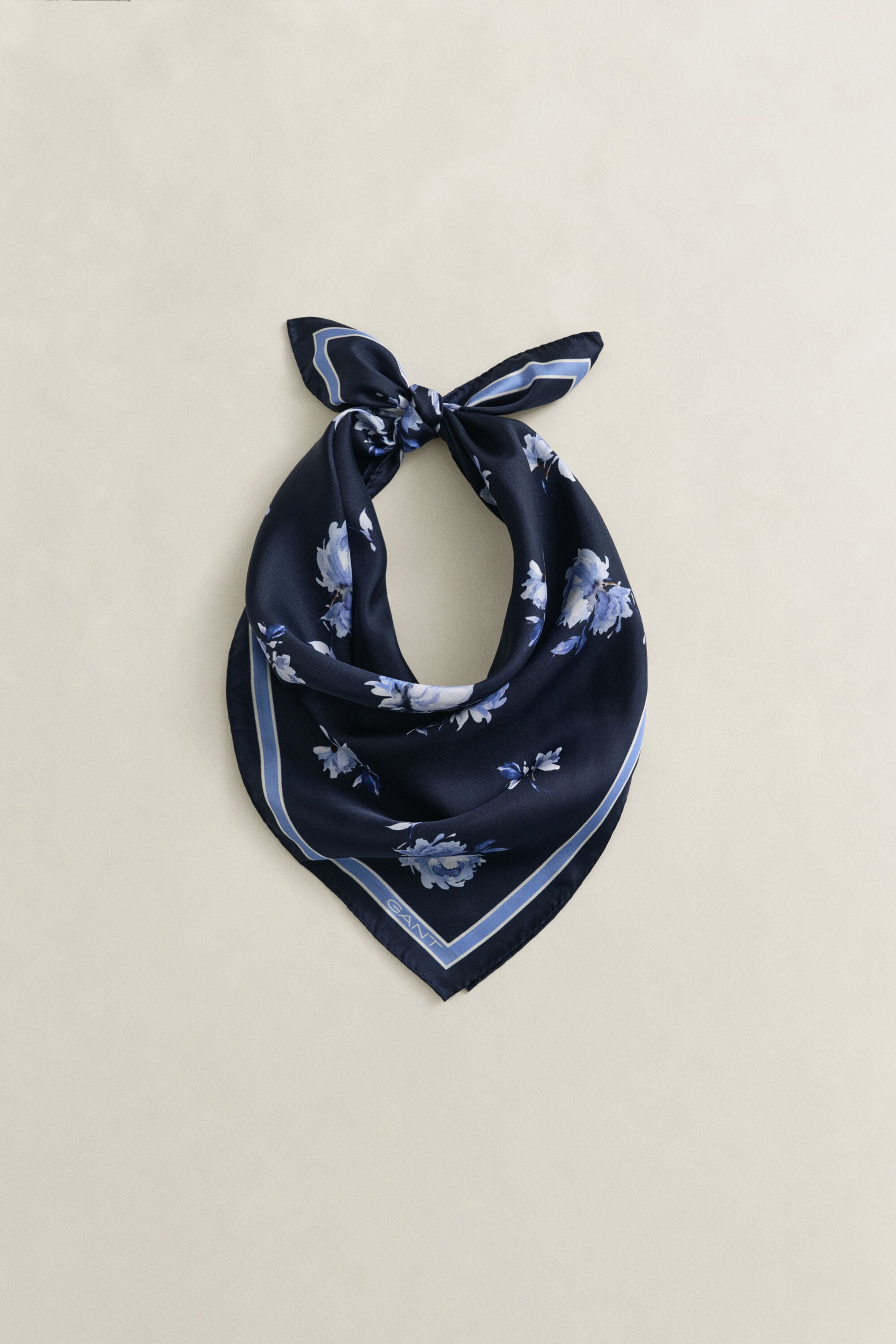 Blommig mönstrad sidenscarf