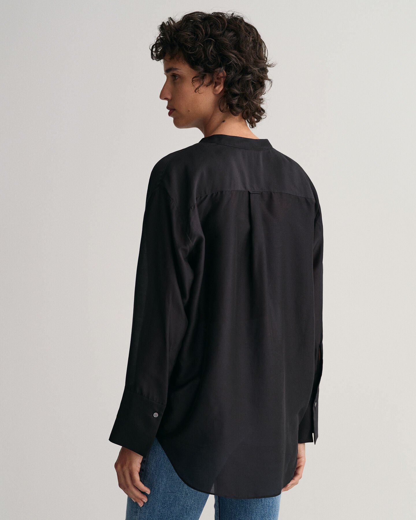Relaxed fit blus med st&aring;krage