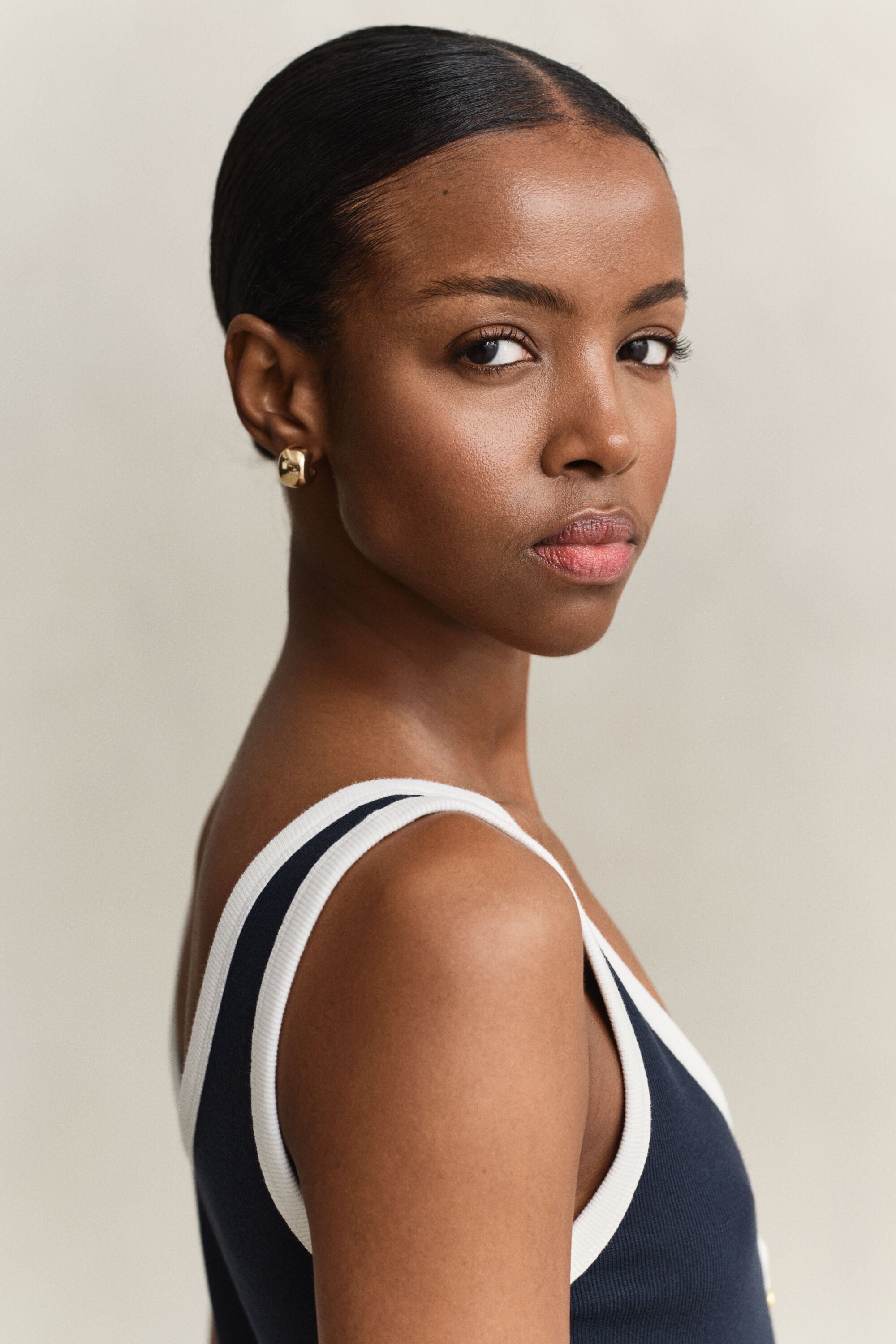 Ribbstickad klänning