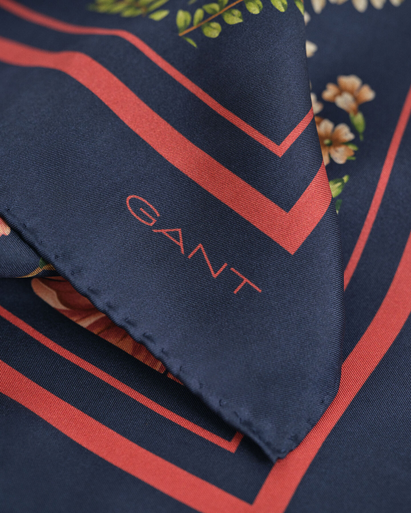 Blommig mönstrad sidenscarf