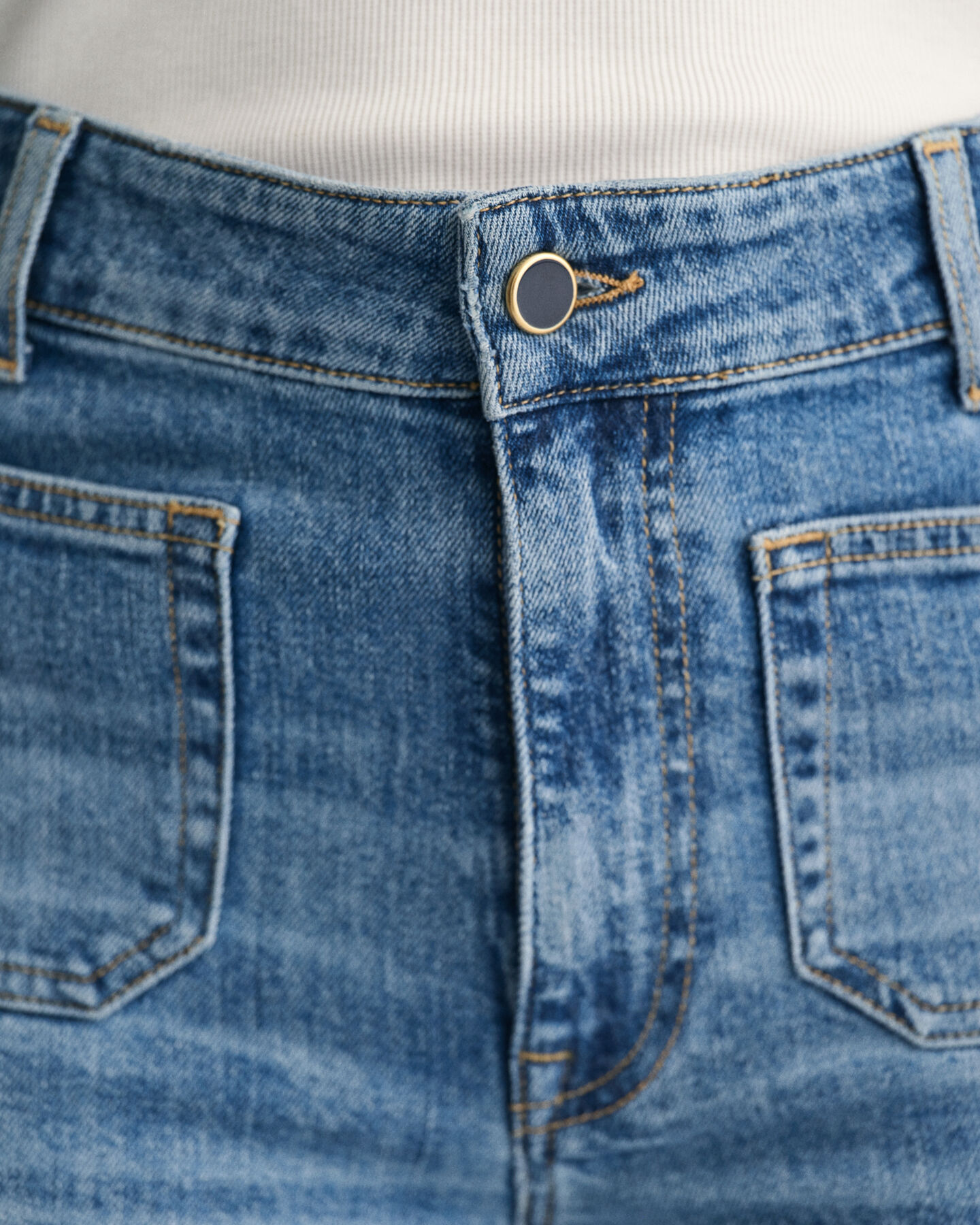 Slim fit jeans med utst&auml;llda ben