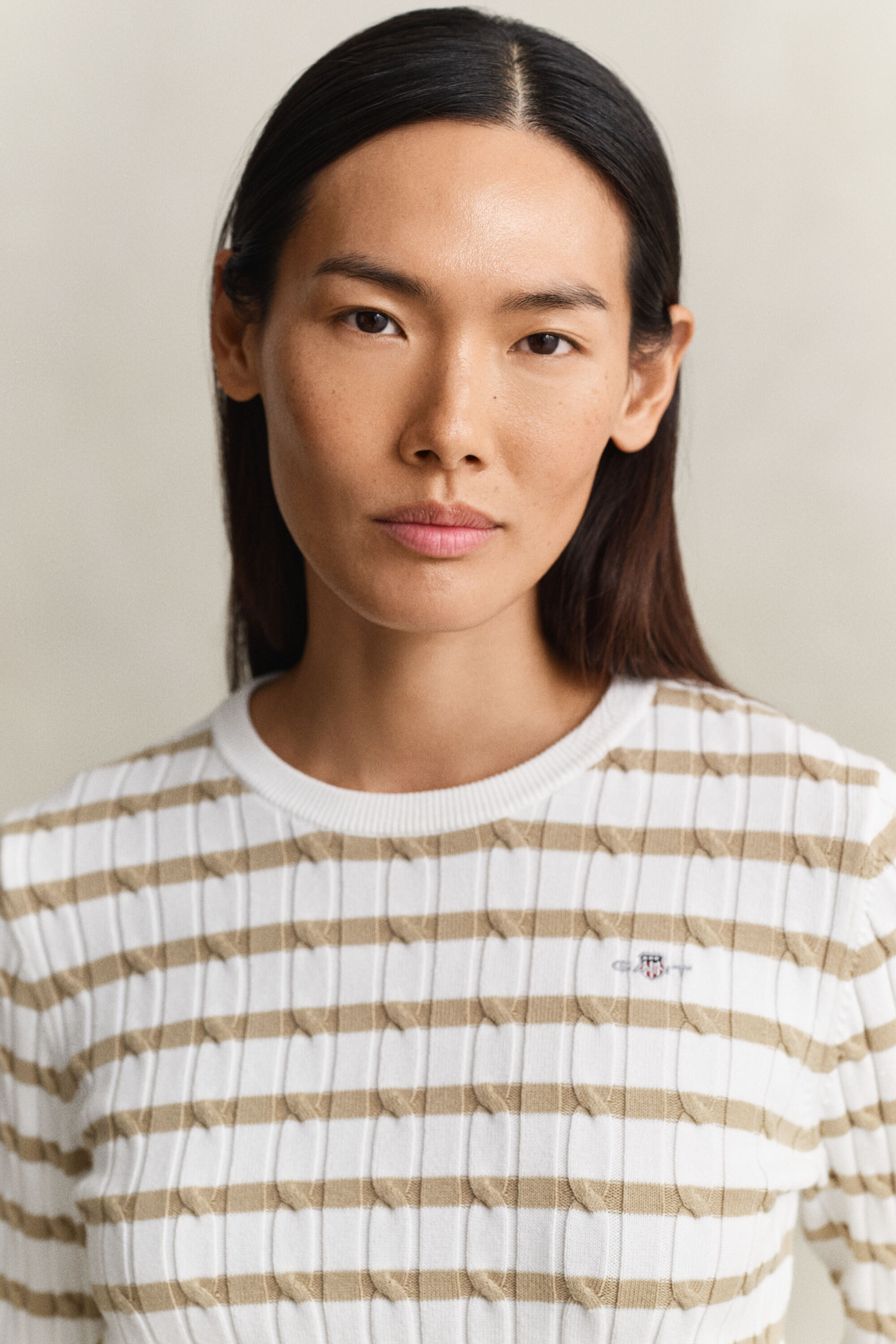 Randig kabelstickad tröja med rund halsringning