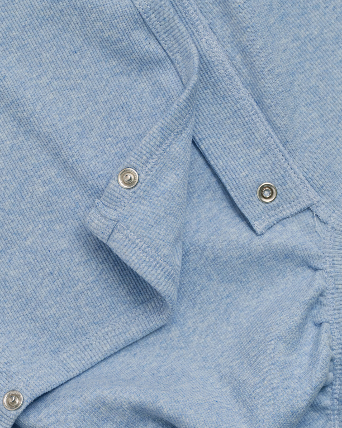 Baby Shield ribbstickad omlottbody