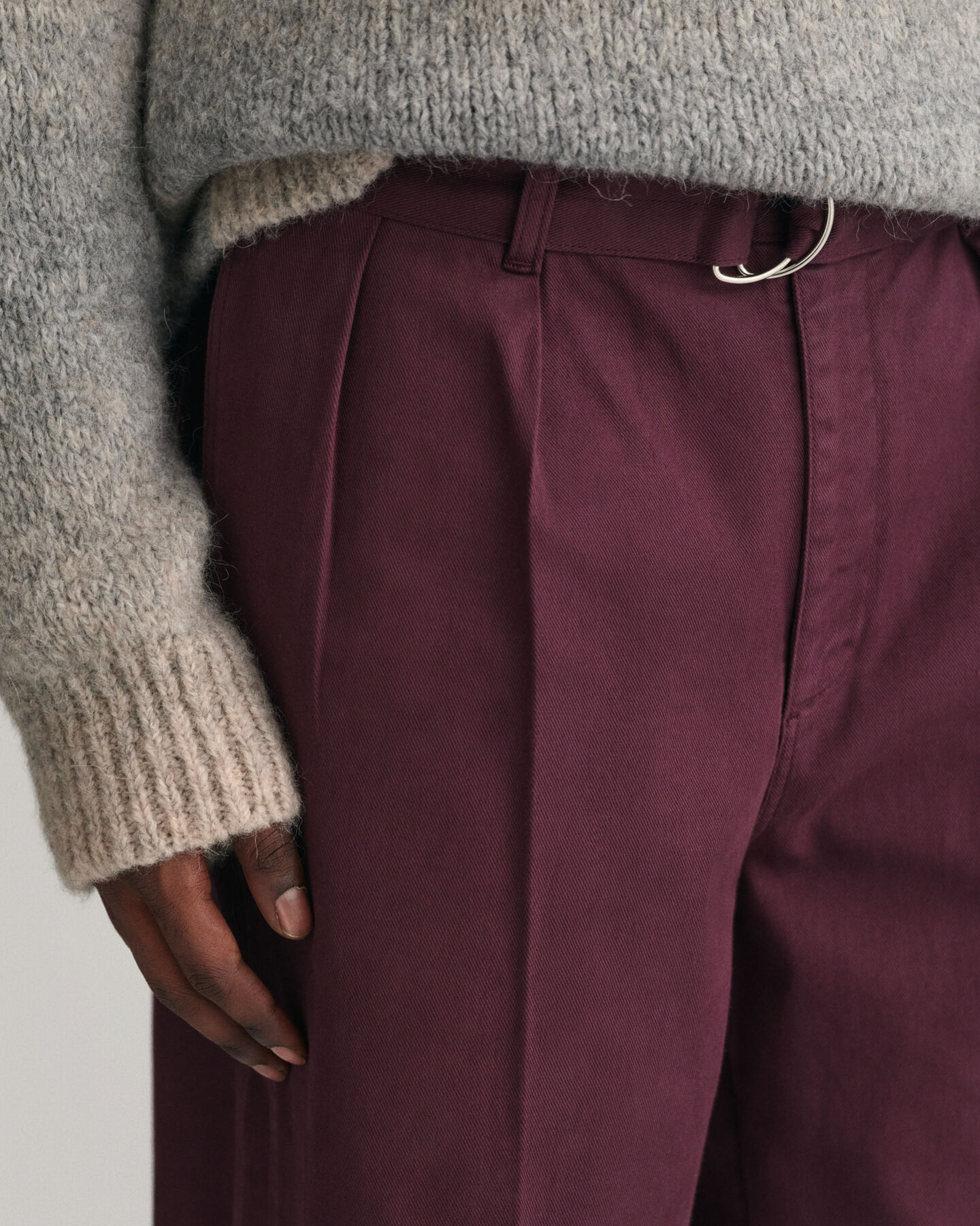 Chinos med veck och bälte