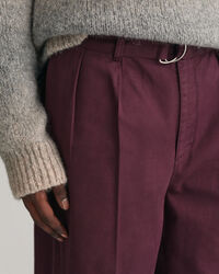 Chinos med veck och bälte