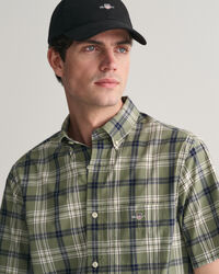 Regular fit rutig kort&auml;rmad poplinskjorta