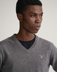 V-ringad tr&ouml;ja i superfin lammull