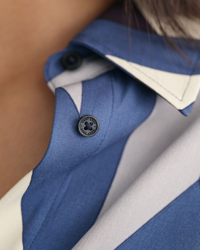 Skjortkl&auml;nning med bokstavsm&ouml;nster