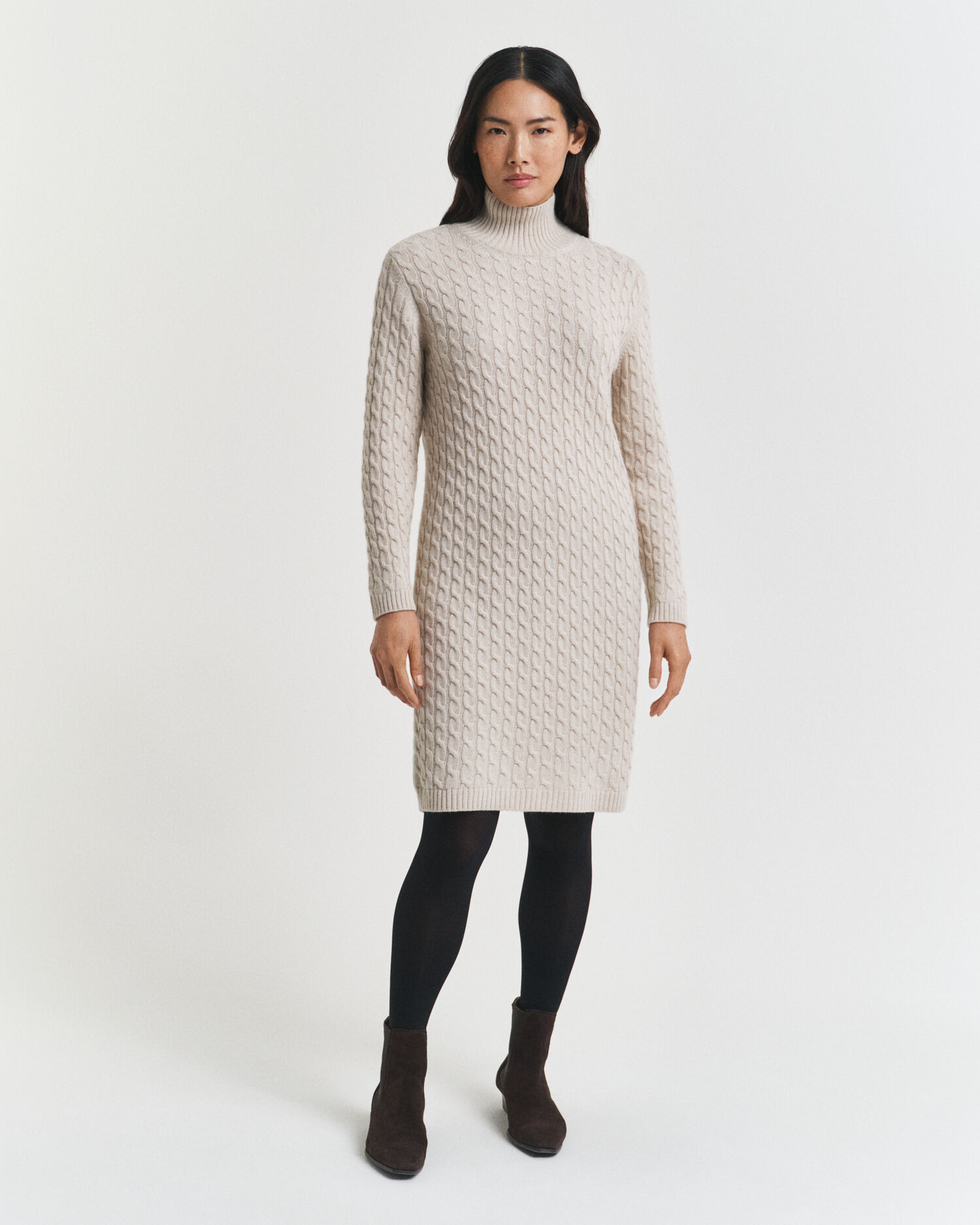 Kabelstickad klänning