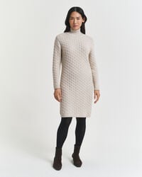 Kabelstickad klänning