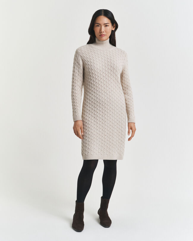 Kabelstickad klänning