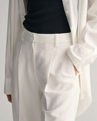 Relaxed fit shorts med veck