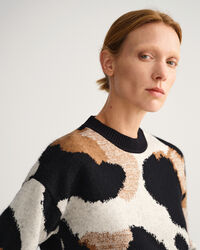 Leopardm&ouml;nstrad intarsiastickad crew neck tr&ouml;ja