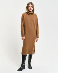 Kl&auml;nning med polokrage och detaljer i fiskbensm&ouml;nster