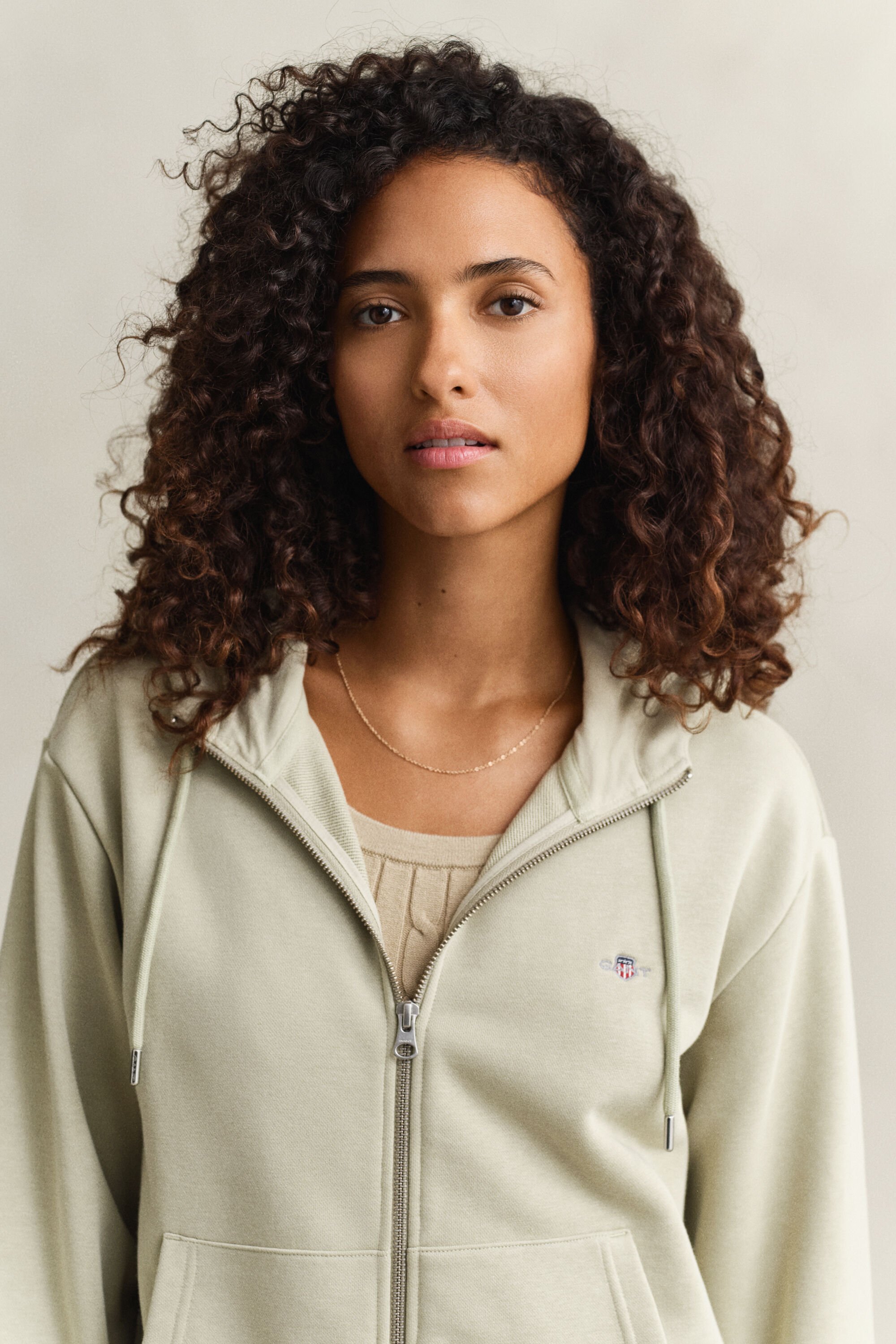 Shield hoodie med dragkedja