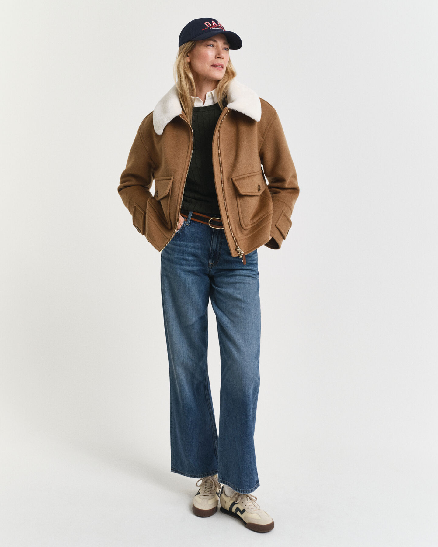 Kabelstickad tröja i bomullsstretch med rund hals