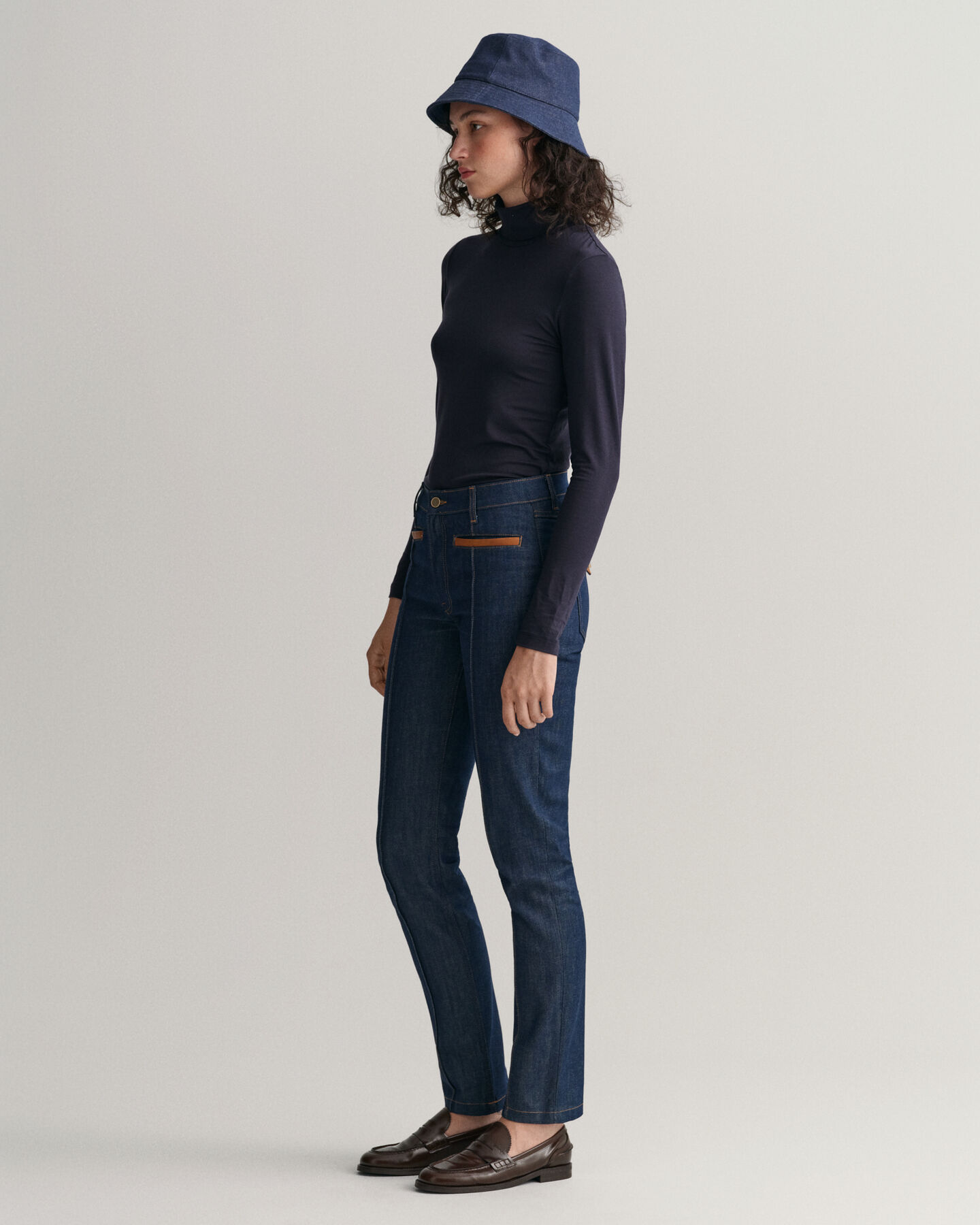 Slim fit jeans med skinndetaljer