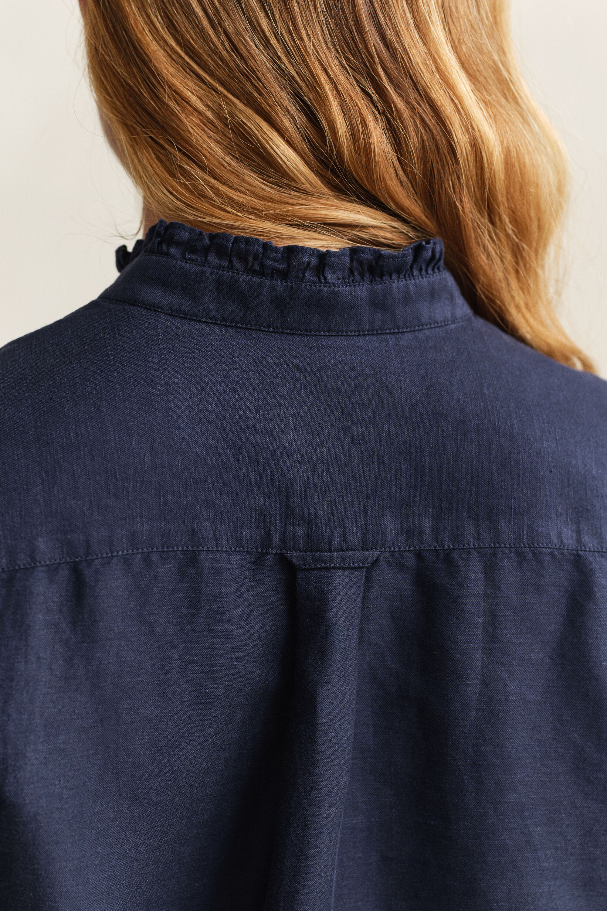 Blus i linneblandning med volang