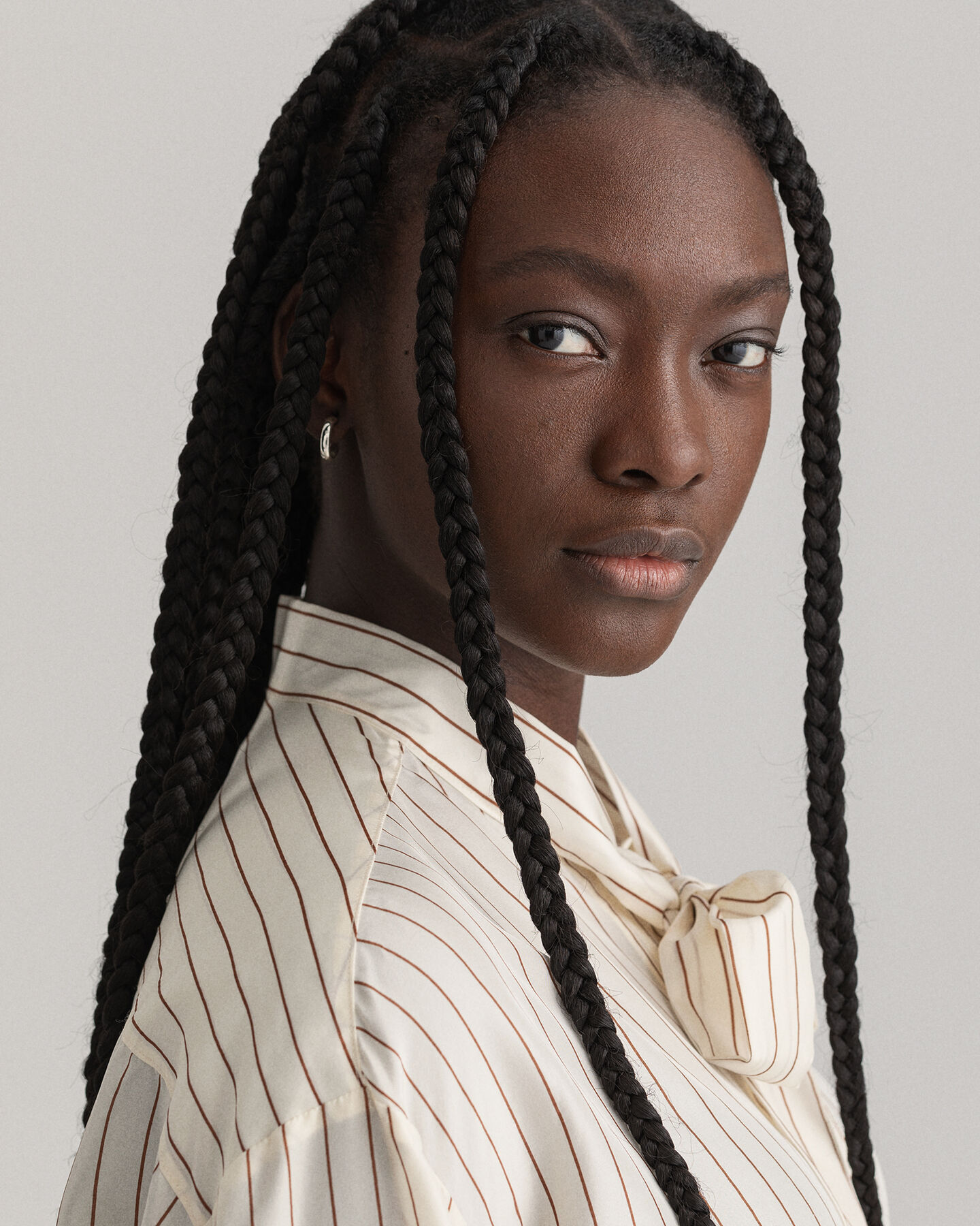 Kritstrecksrandig knytblus i siden