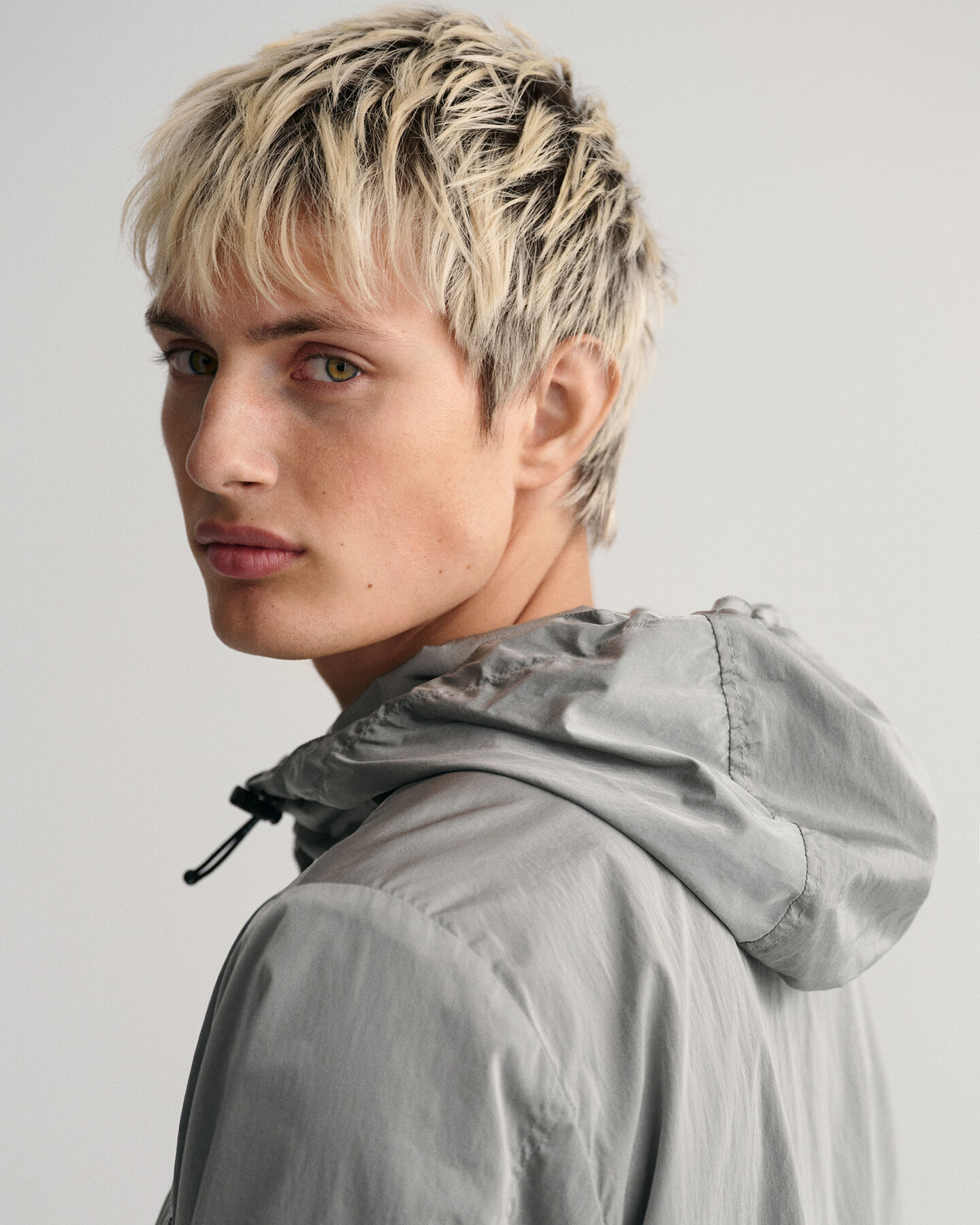 Jacka med kapuschong och 4 fickor