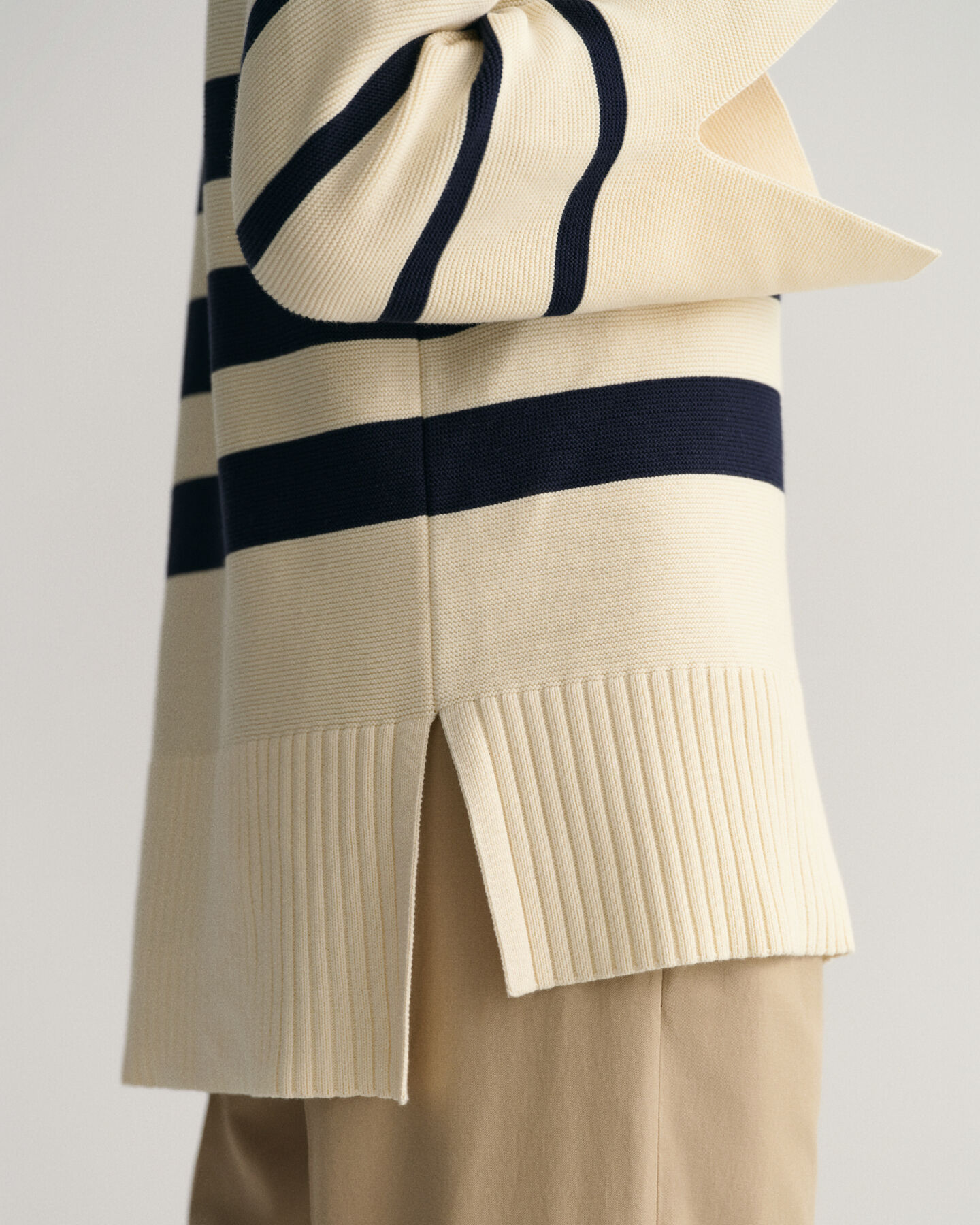 Stickad tr&ouml;ja med marina r&auml;nder och &ouml;ppen krage