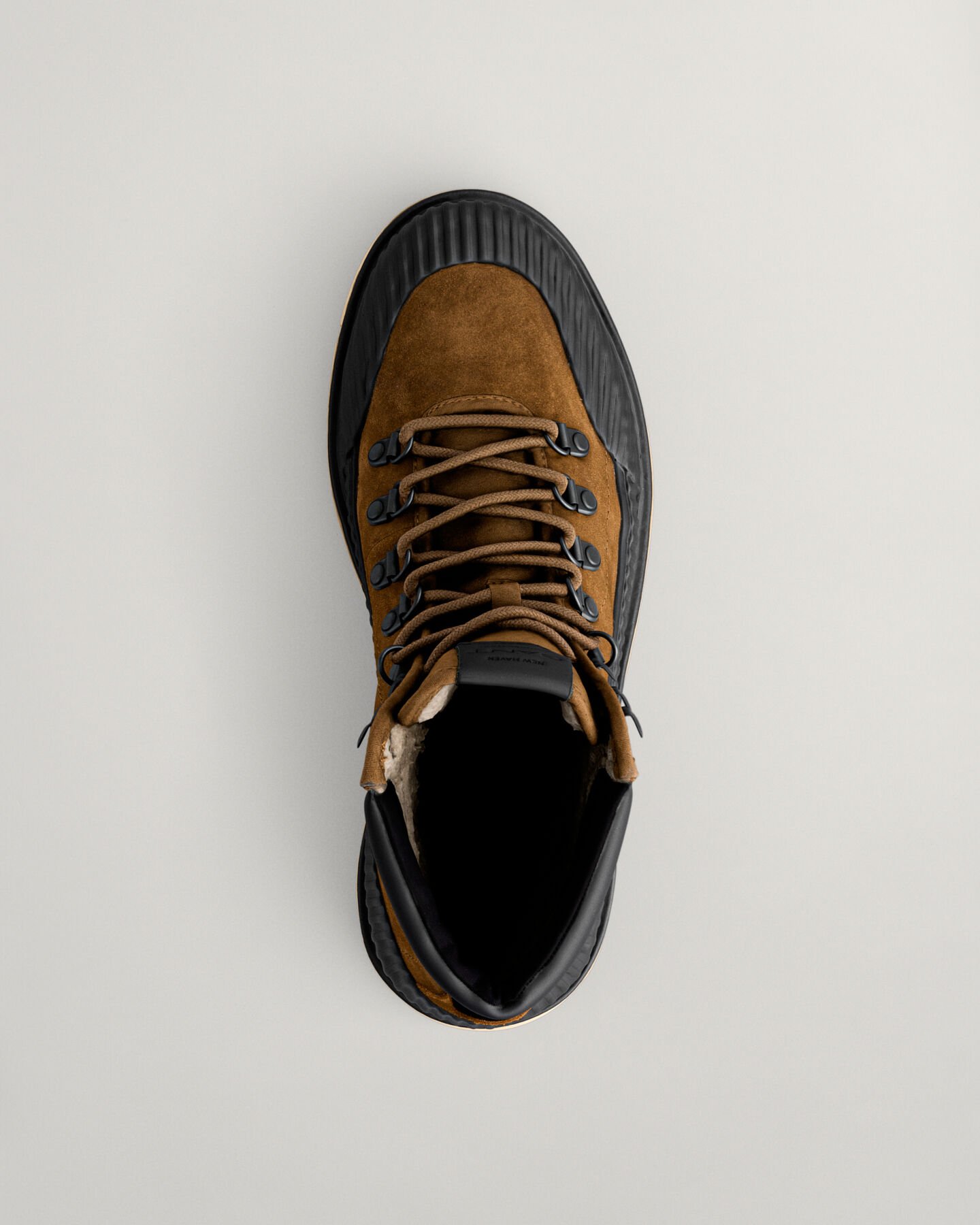 Nebrada mellanhöga boots