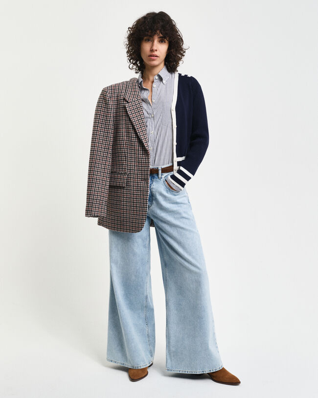 V-ringad kofta med kontrastdetaljer