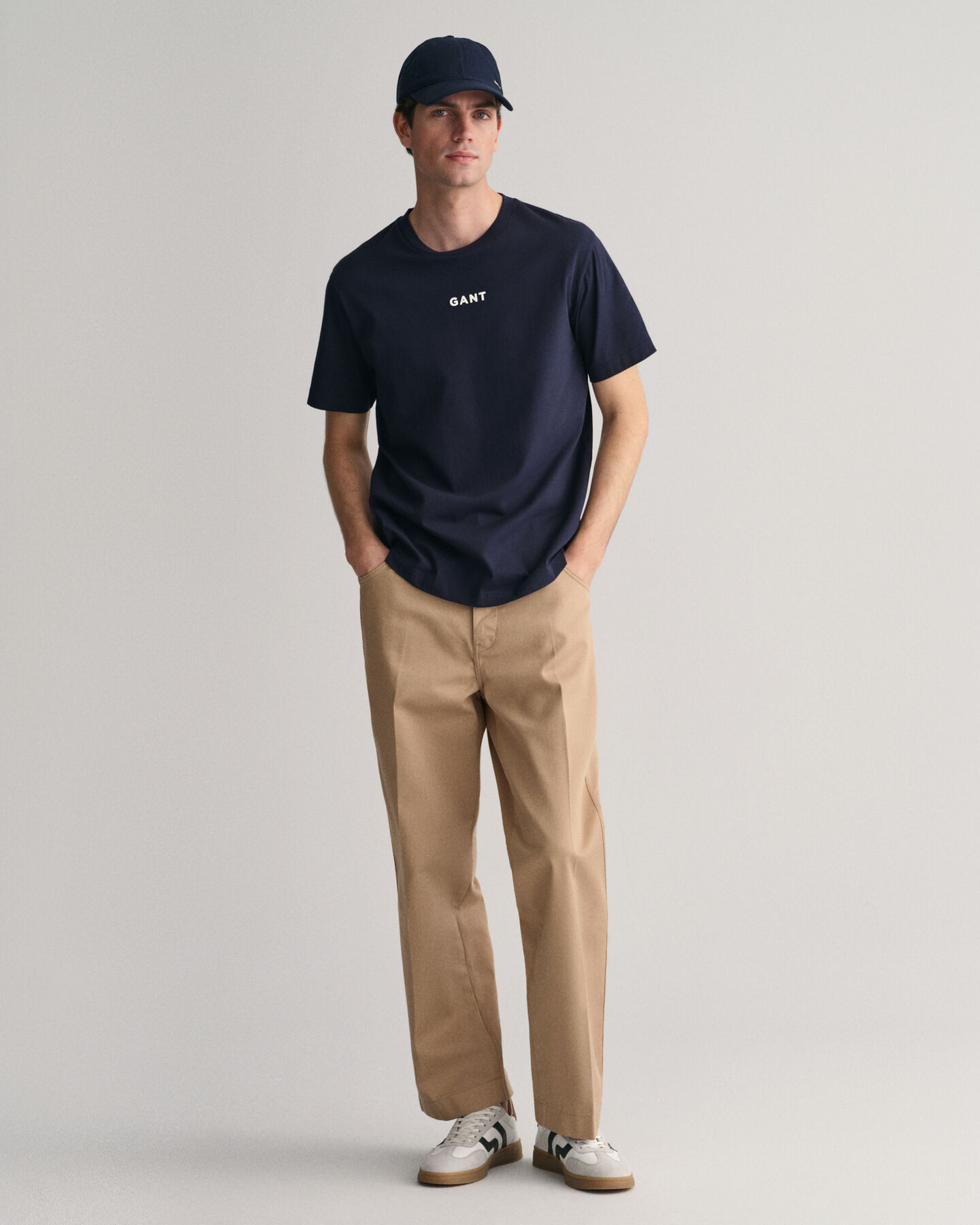 Kontrastf&auml;rgad T-shirt med liten GANT-logotyp