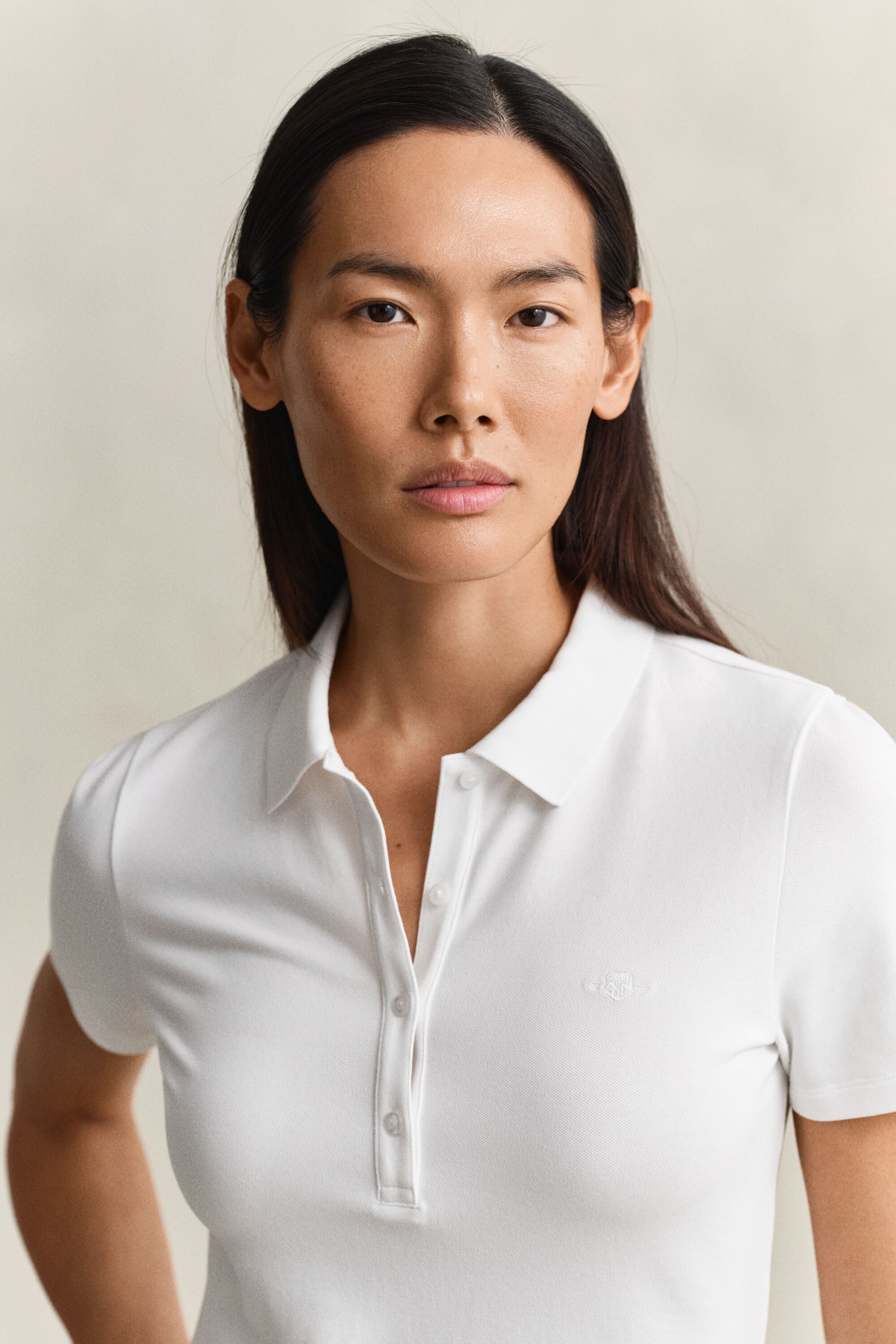 Pikéklänning med sköldemblem