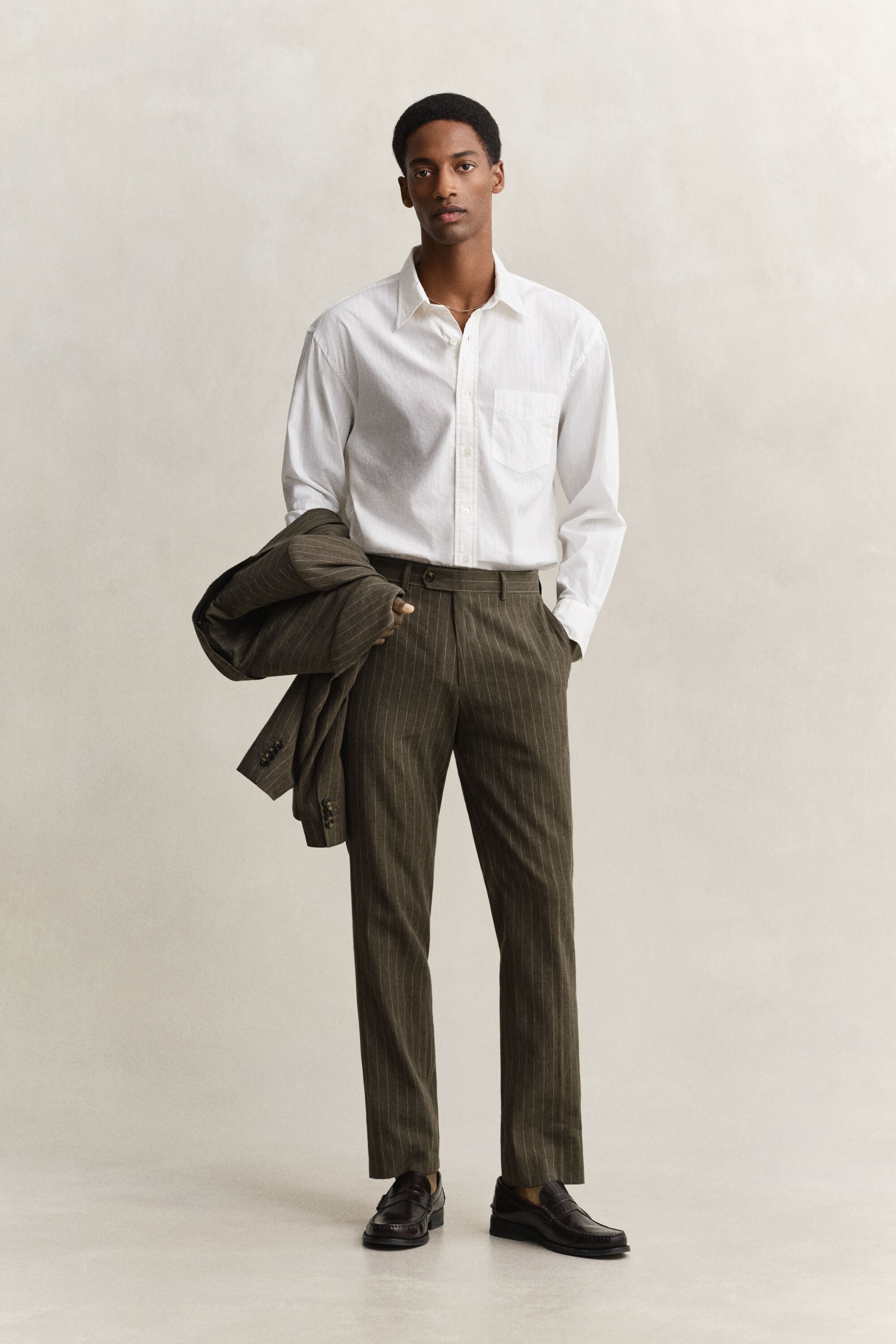 Kritstrecksrandiga kostymbyxor