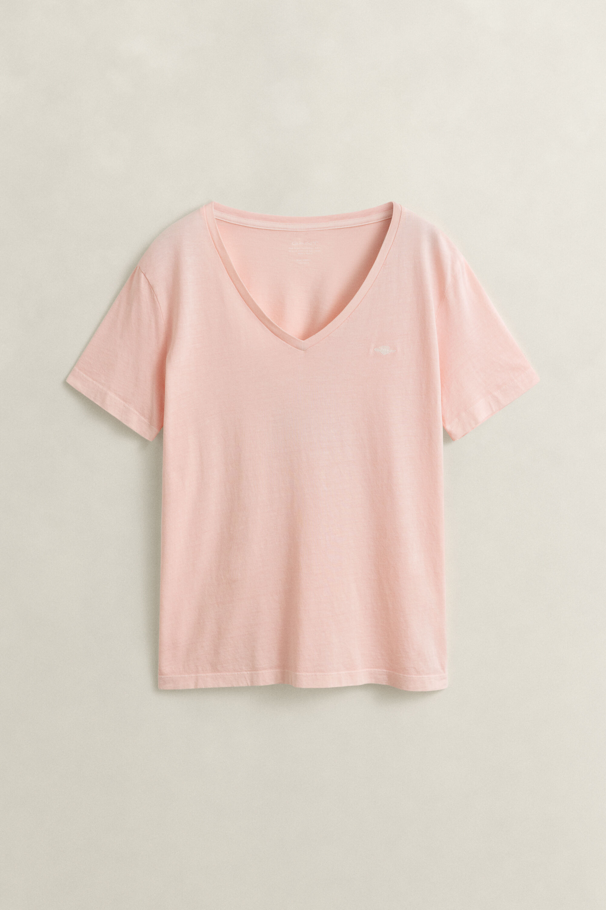 V-ringad tvättad T-shirt med sköldlogo