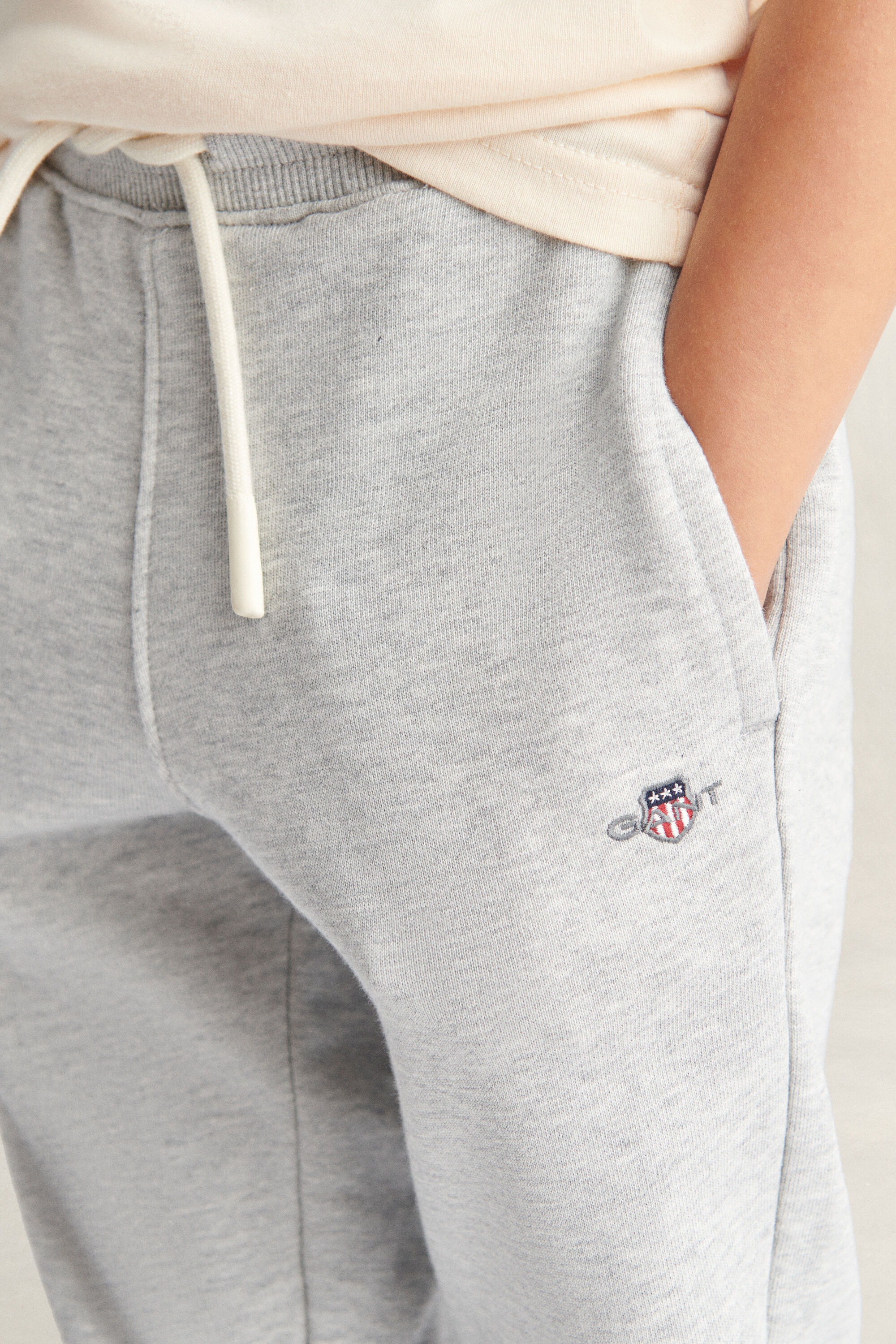 Boys sweatpants med sköldemblem