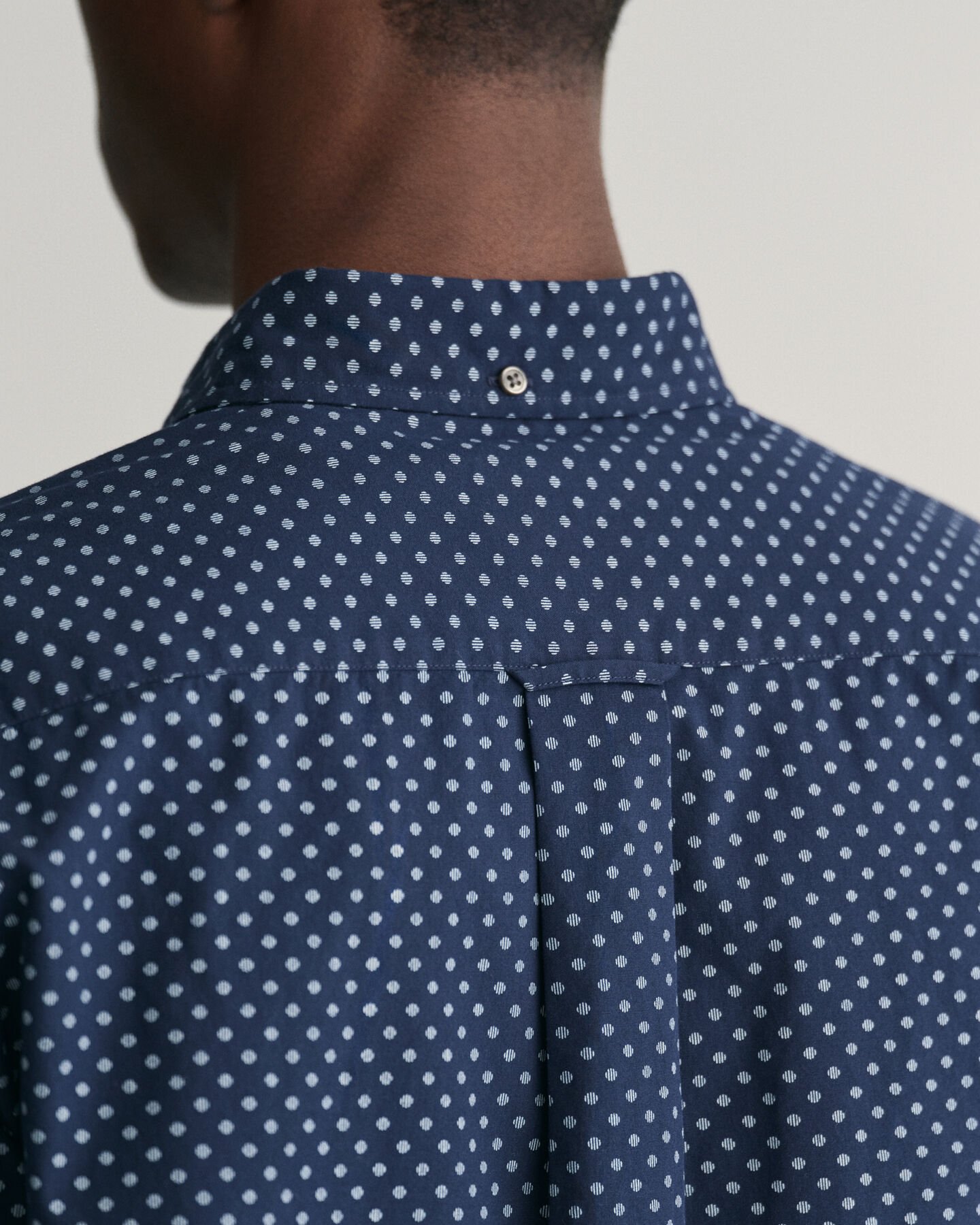 Regular fit sm&aring;prickig kort&auml;rmad skjorta