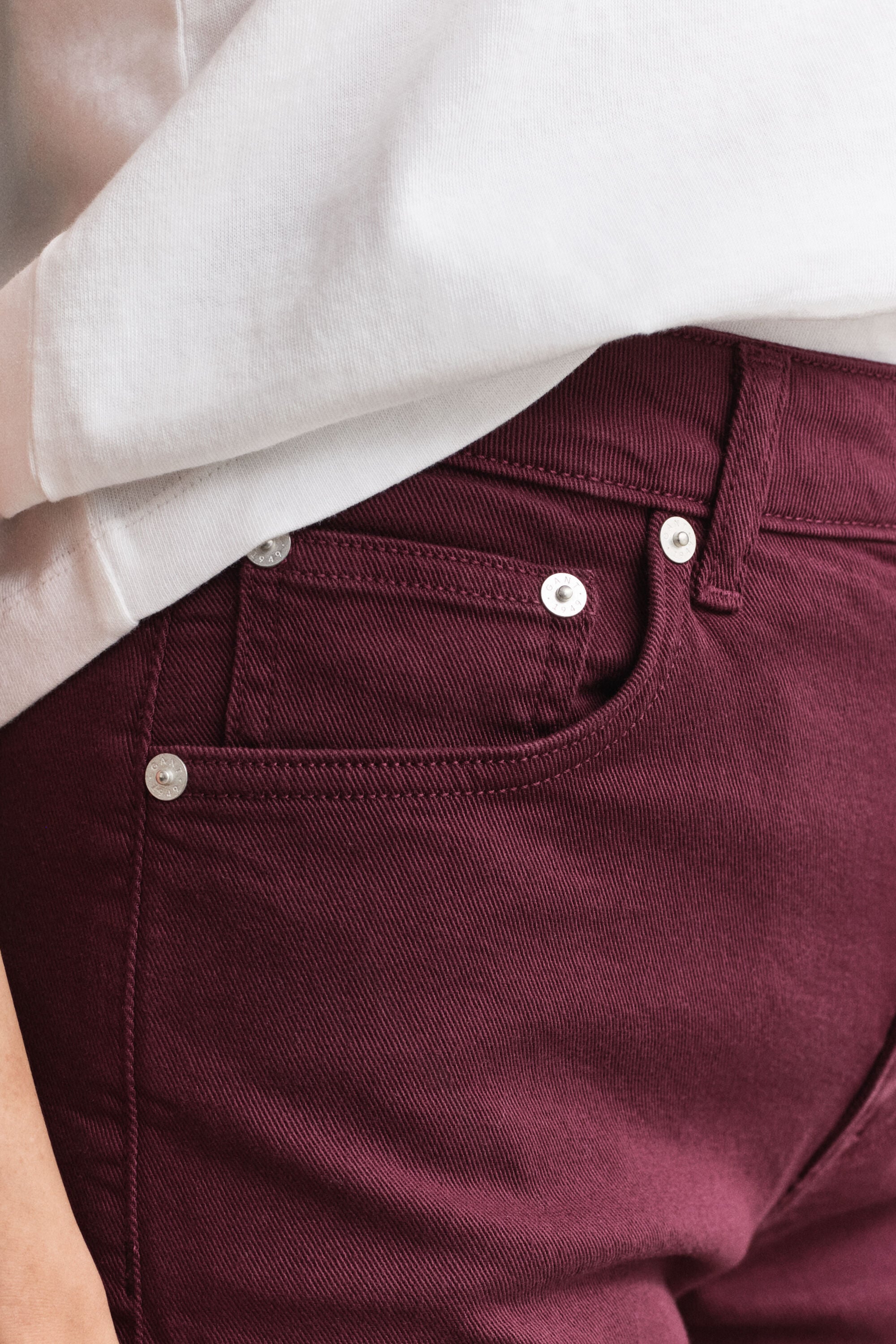 Slim färgade utställda jeans