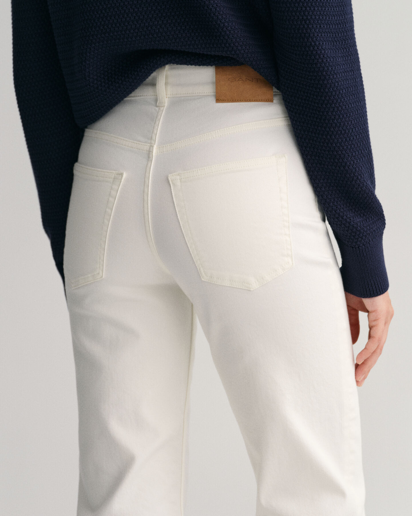 Cropped färgade jeans med vida ben