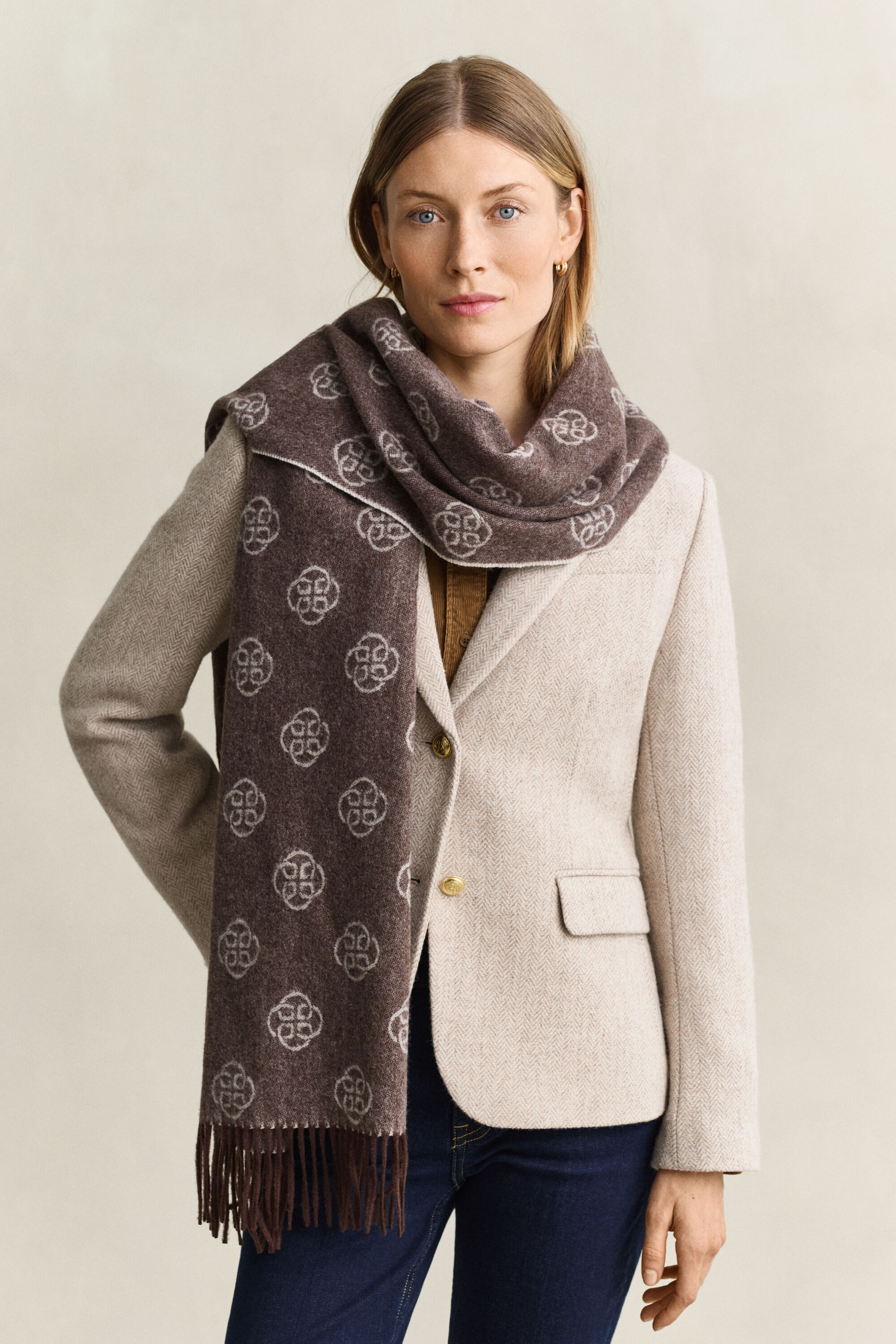 Yllehalsduk med monogram