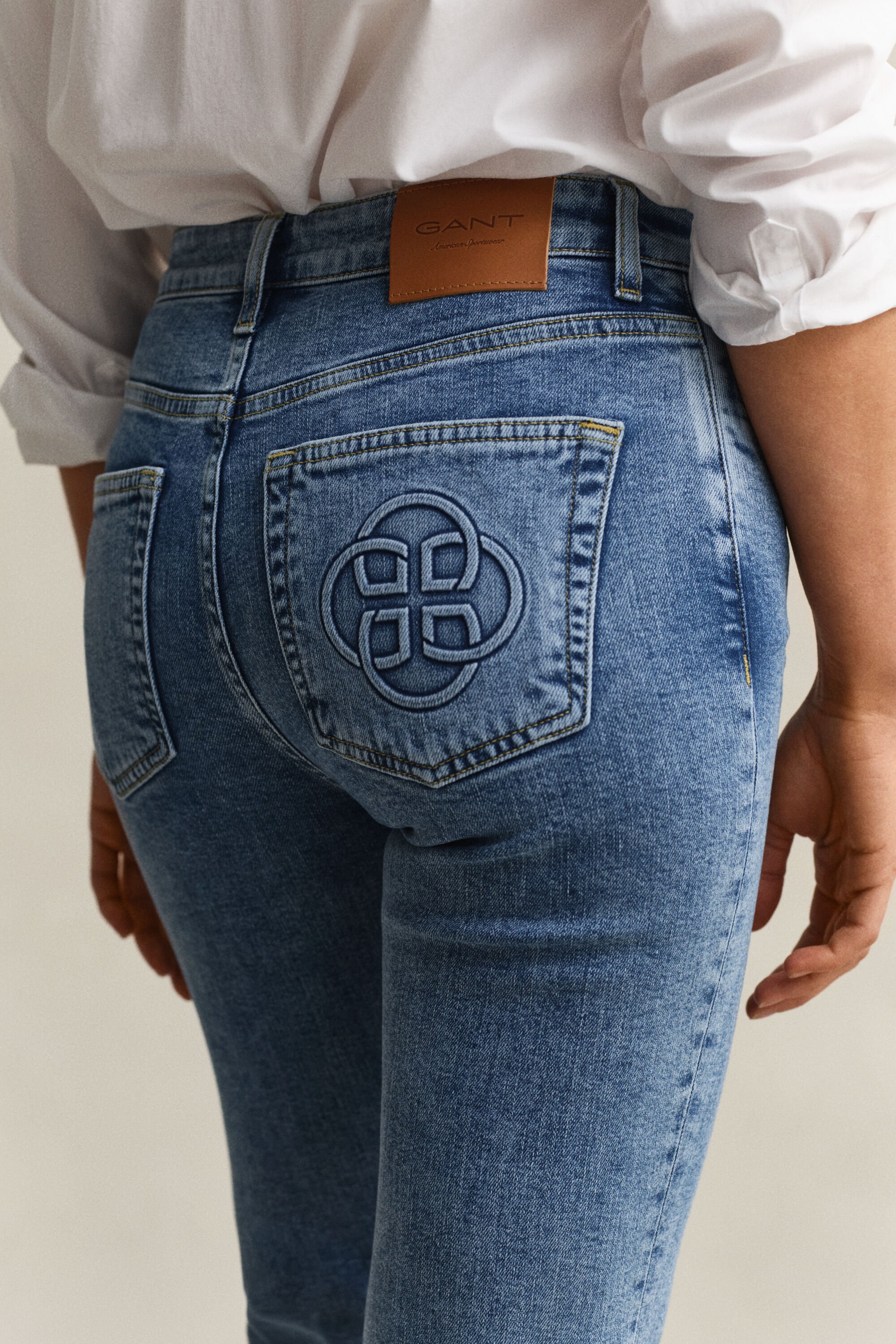 Utställda jeans med monogram