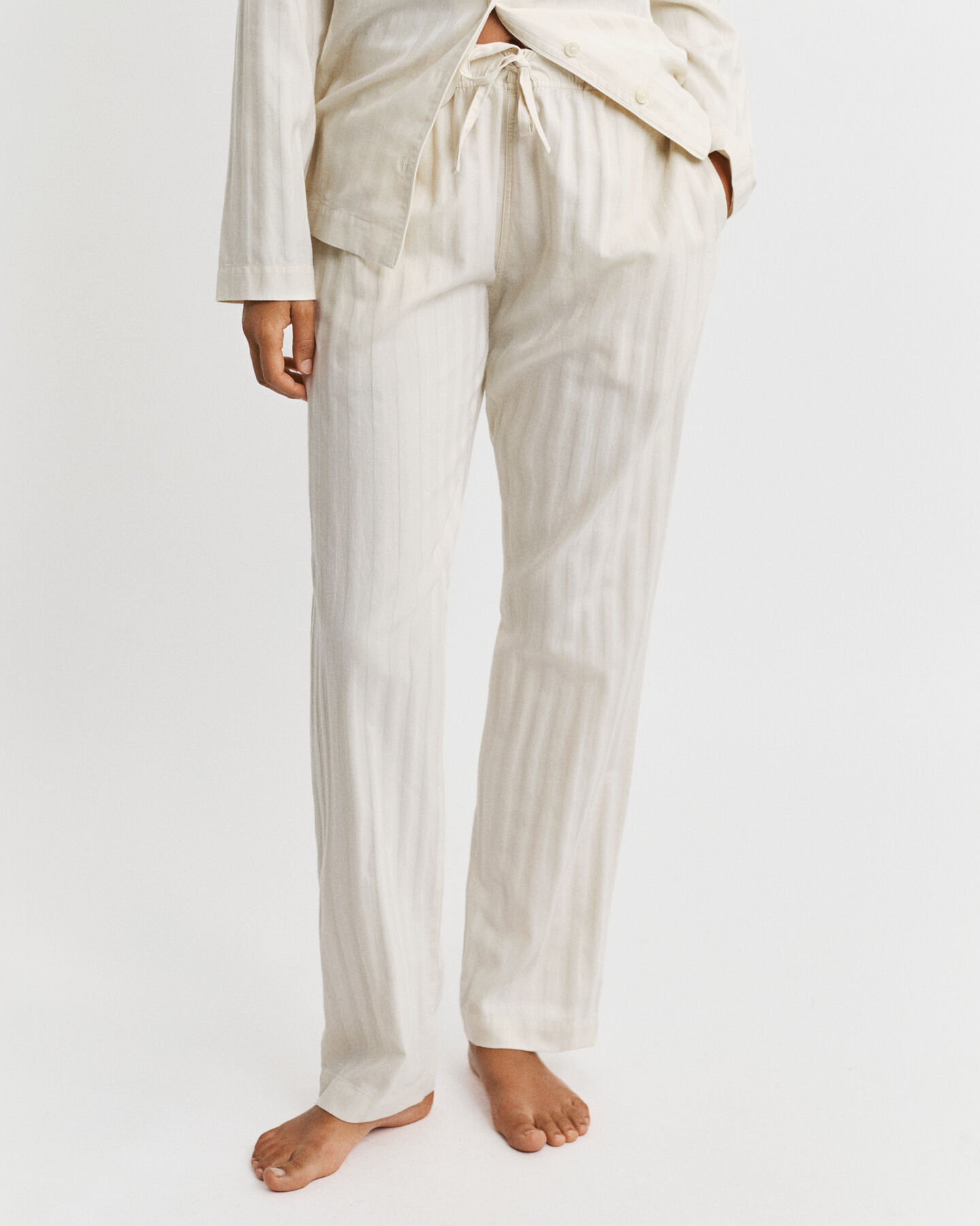 Randig satinpyjamas i presentförpackning